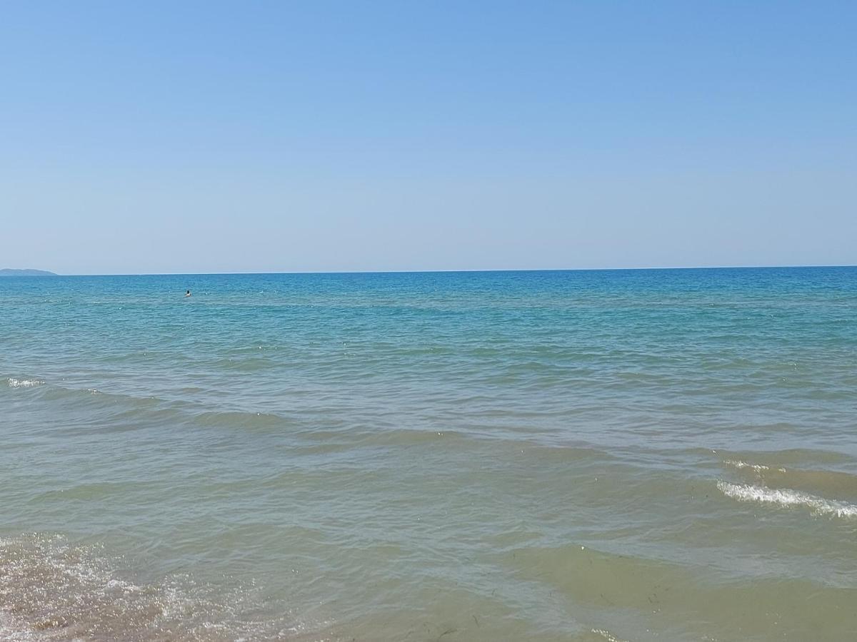Golden Beach Apartments Durrës Exteriör bild